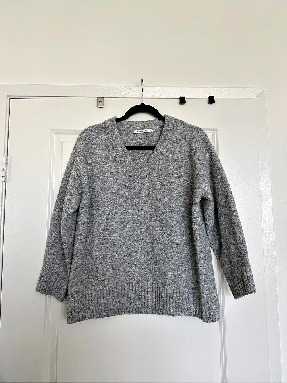 Abercrombie & Fitch V-Neck Sweater Gray